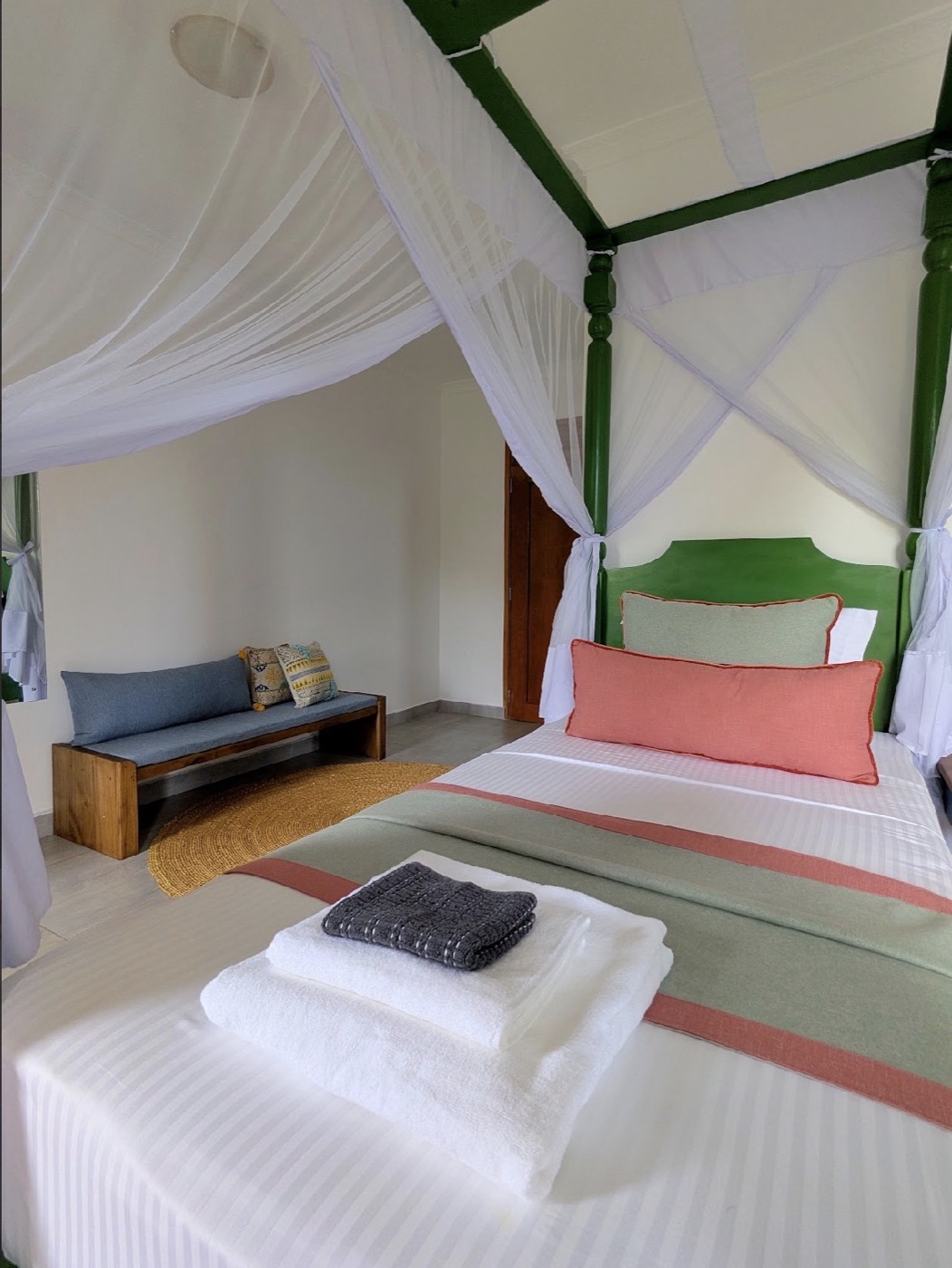 The green twin room with reading bench
