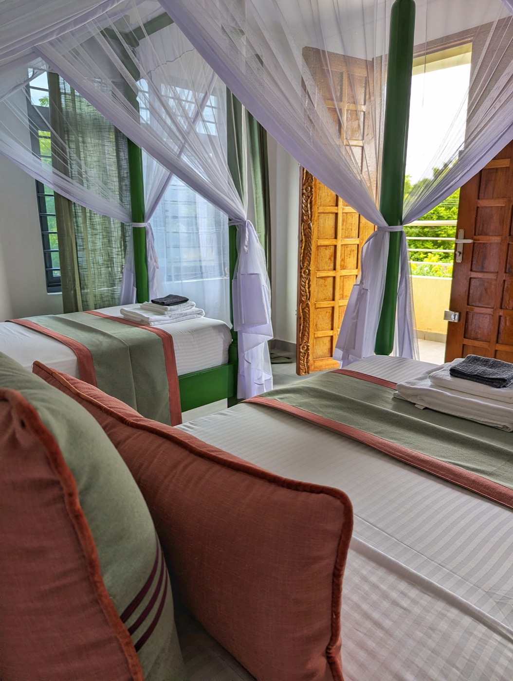 Twin four-poster bedroom with balcony